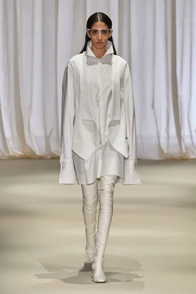 Look 10